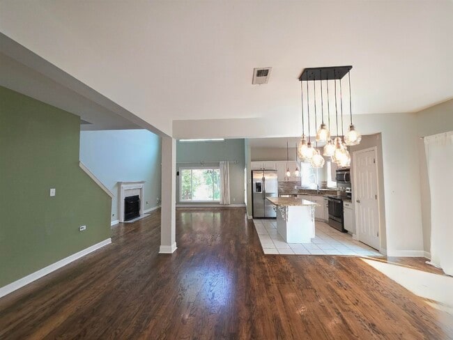 Building Photo - 1090 River Isle Dr
