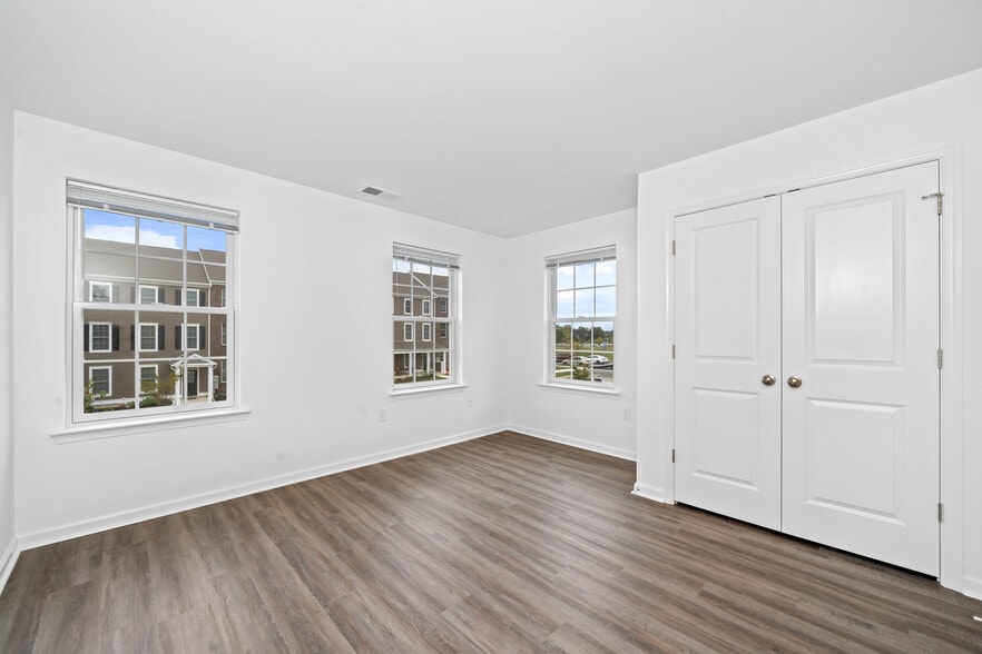 Building Photo - 851 Mapleton Ave