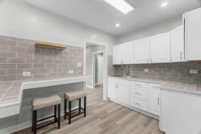 Building Photo - 2950 W Waveland Ave