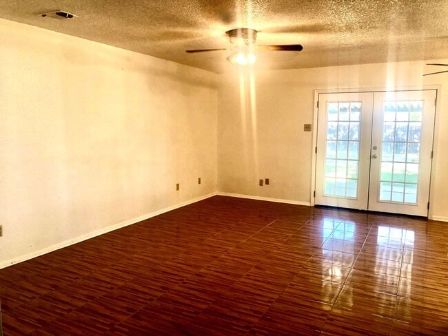 Building Photo - Pre leasing now for 4/1/2026