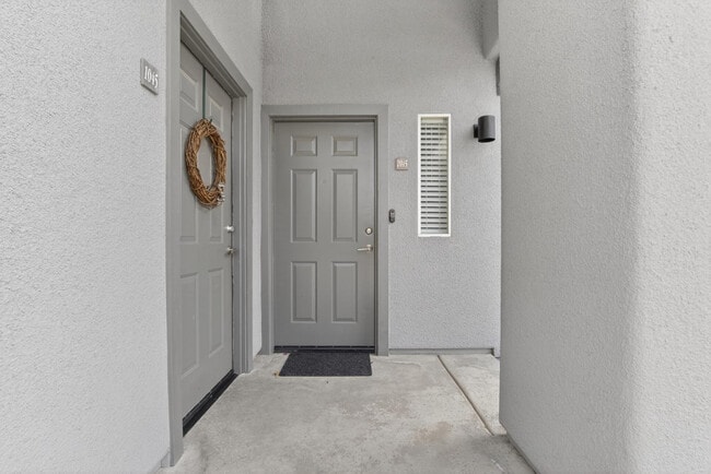 Building Photo - 7401 W Arrowhead Clubhouse Dr