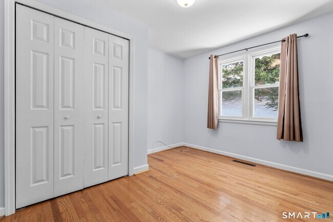 Building Photo - 338 Kenwood Ave