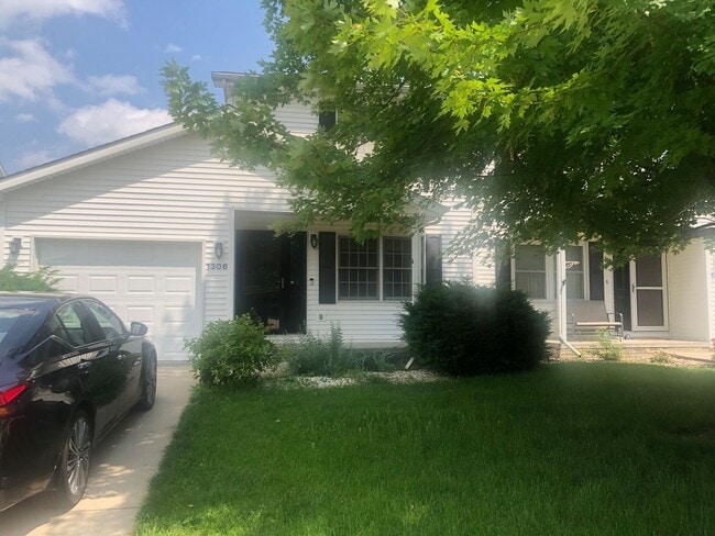 Primary Photo - Gorgeous 2 BR Townhouse in Normal