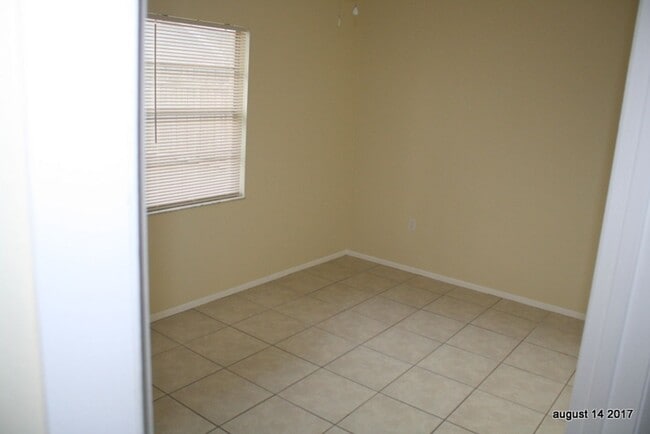 Building Photo - Updated 3 bed 2 bath Close to downtown