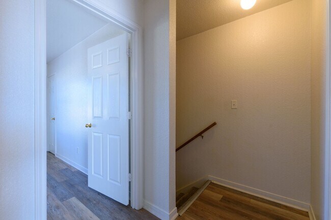 Building Photo - SECTION 8 ACCEPTED & RENT SPECIAL - AVAILA...