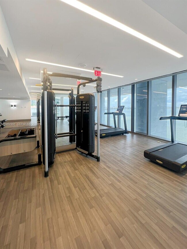 Building Photo - 700 NE 26th Terrace