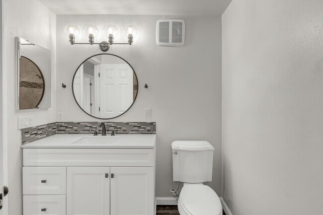 Building Photo - 10607 Des Moines Memorial Dr S