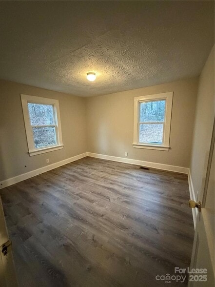 Building Photo - 530 N Mulberry St