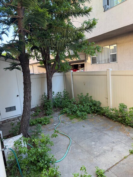 Building Photo - 918 W Huntington Dr