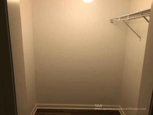 Building Photo - HUGE DUPLEX DOWN condo-quality 2 Bed/2.5 bath In the heart of Wrigley!