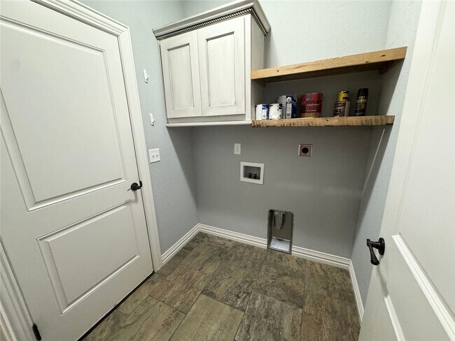 Building Photo - 33 Leona Dr