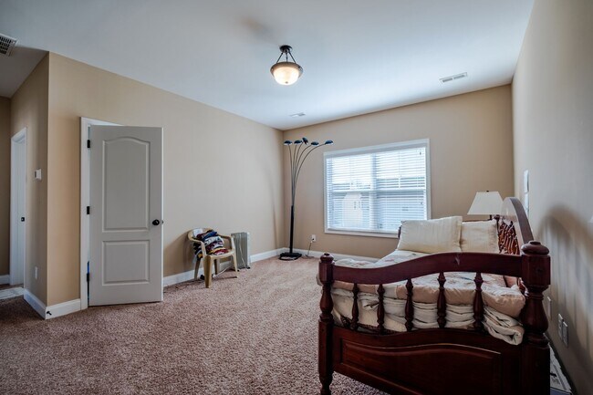 Building Photo - 5773 Highland Grove Dr