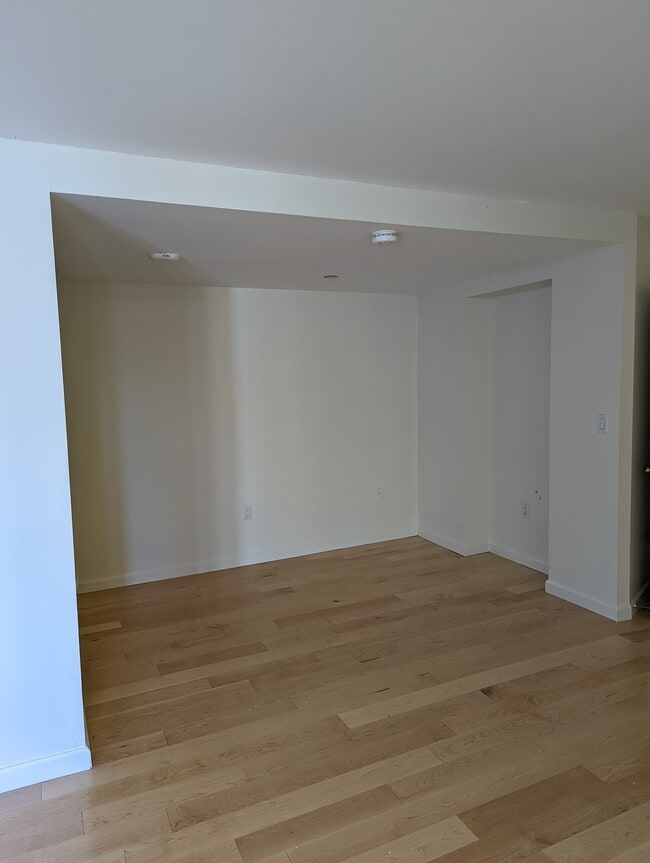 Building Photo - 10 Rogers St