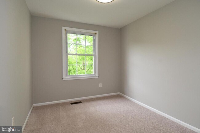 Building Photo - Available immediately!