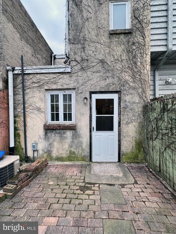 Building Photo - 1525 Montrose St