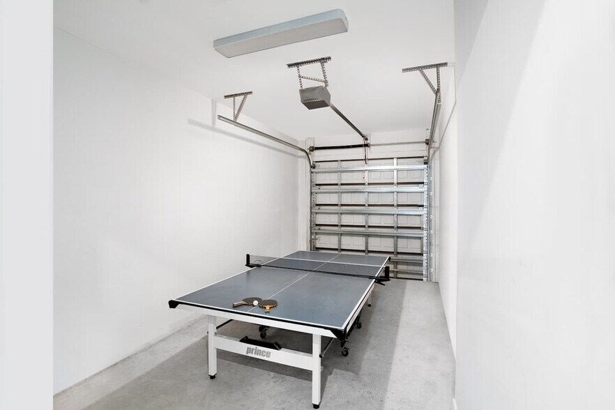 Building Photo - 826 SW 14th Ct