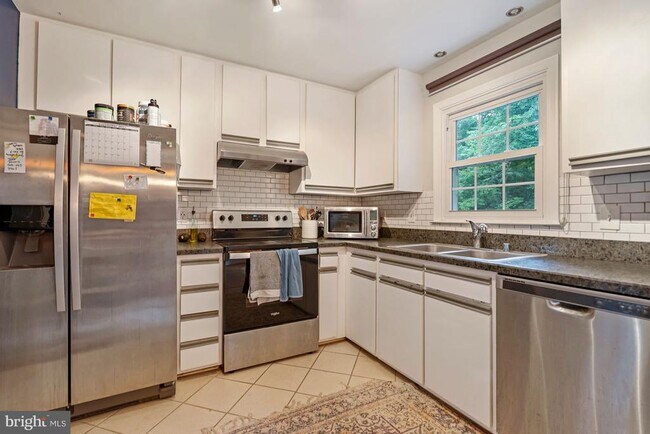 Building Photo - 7930 Bubbling Brook Cir