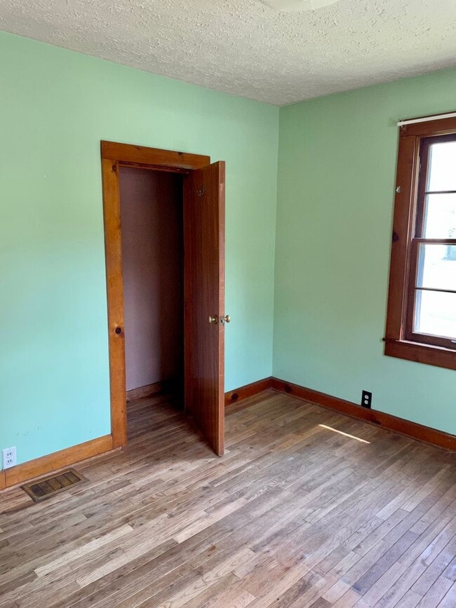 Building Photo - 3 bed/1 bath home near Upland Brewery avai...