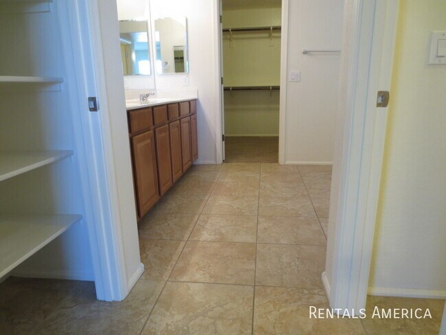 Building Photo - 890 E Doral Ct