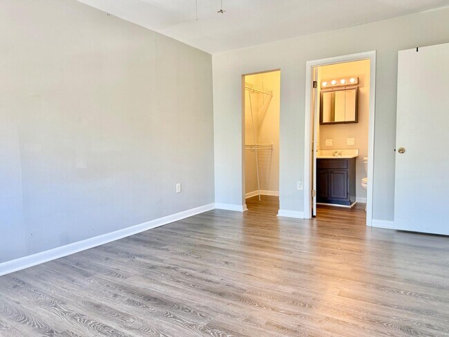 Building Photo - 140 Royal Oak Dr