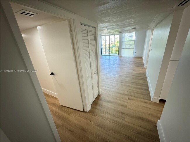 Building Photo - 3475 N Country Club Dr