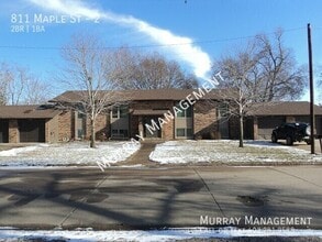 Building Photo - 811 Maple St