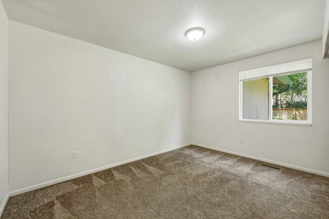 Building Photo - MOVE IN READY NOW!! 4 bed 1 bath on shy half acre! North Thurston School District