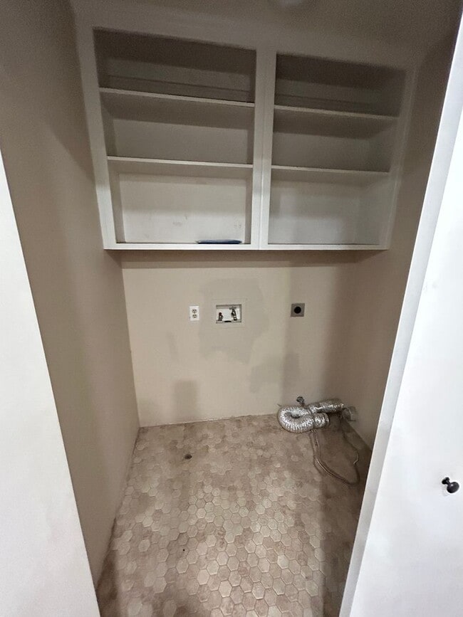 Building Photo - 3 bedroom 2 bathroom in central Visalia!