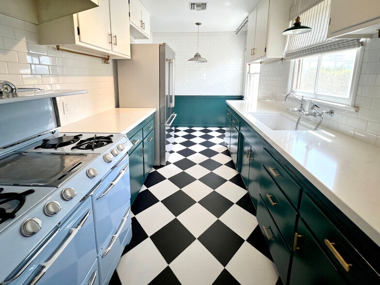 Kitchen, black and white checkerboard tile, farmhouse sink, subway tile, quartz countertops. - 1327 N Central Ave