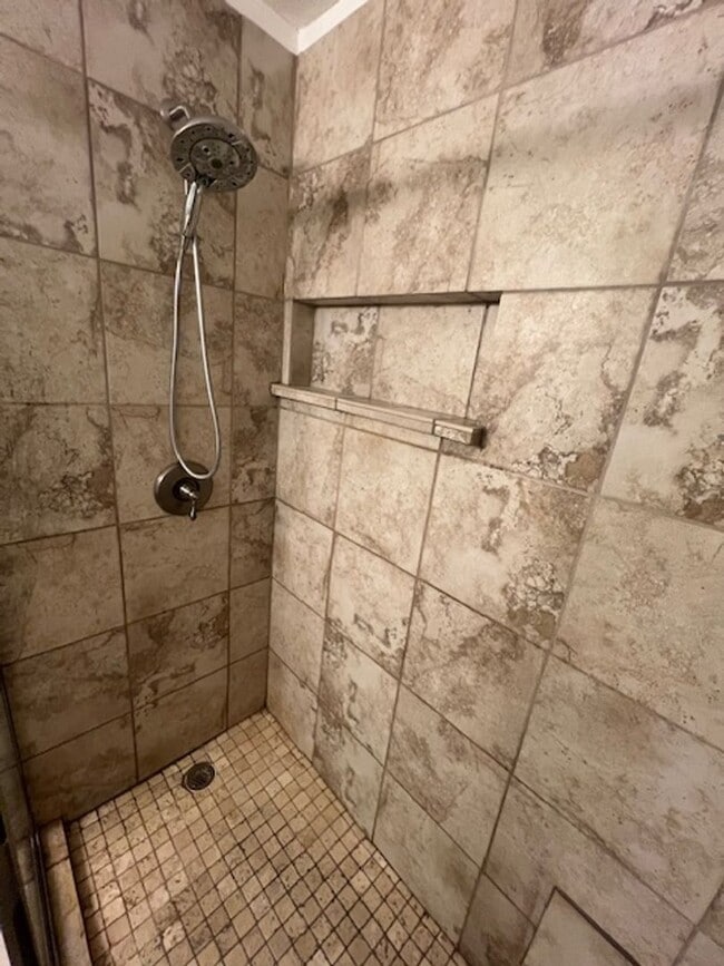 Building Photo - Spacious 2-bedroom, 2-bath condominium offering