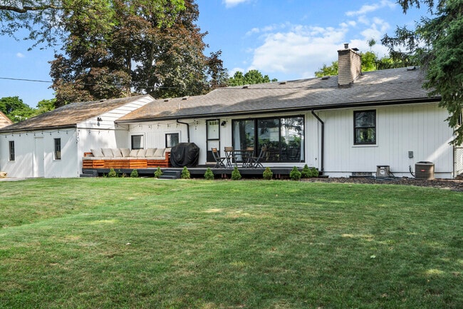 Building Photo - 1528 E Maple Rd