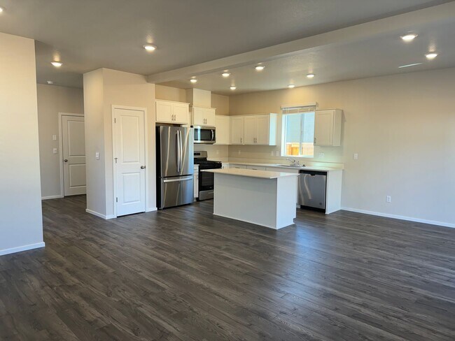 Building Photo - 4 bedroom 2.5 bathroom in Marcola Meadows!