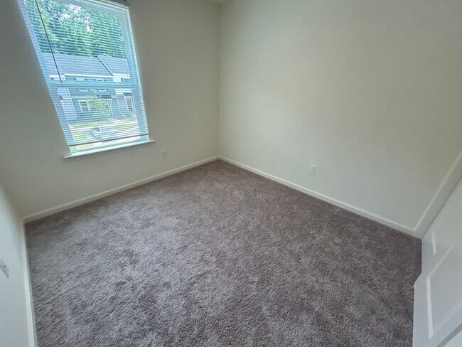 Building Photo - 3 Bedroom | 2.5 Bathroom End Unit Raleigh ...