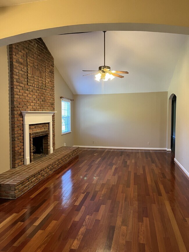 Building Photo - "Charming 3-Bed Sanctuary with Finished Ba...