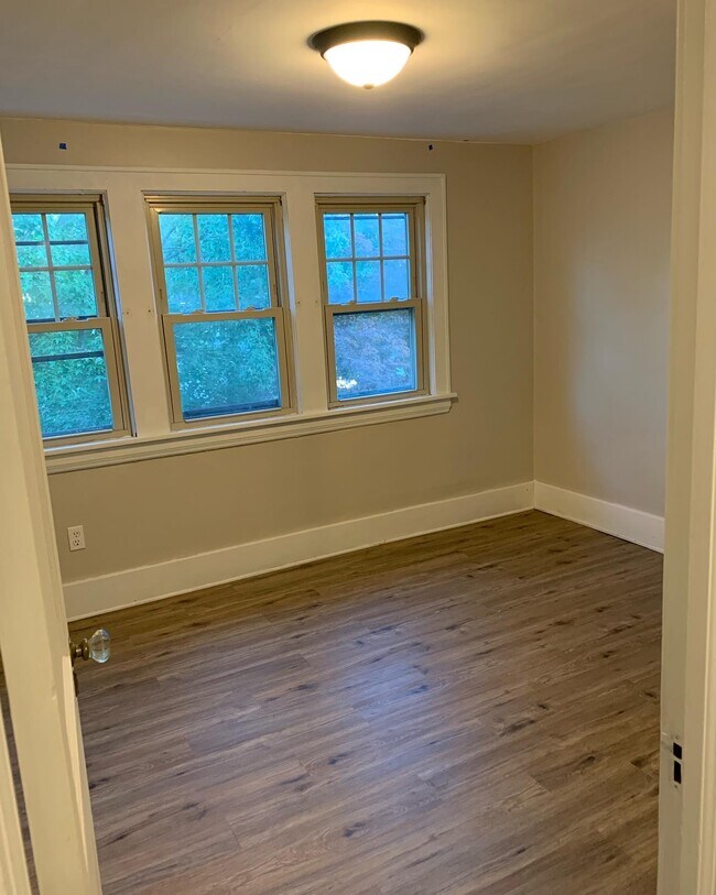 Master bedroom - 1042 Collinwood Ave
