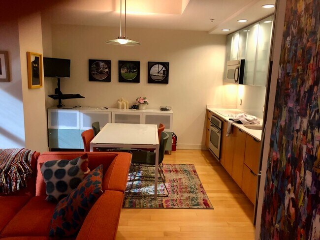 Building Photo - Downtown San Diego - fully furnished upsca...
