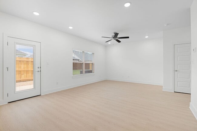 Building Photo - The Chateau at Been Road Villas 3 Bed, 2.5 Bath