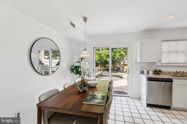 Building Photo - Great Townhouse w/ 2 Bedrooms, 1.5 Baths, ...