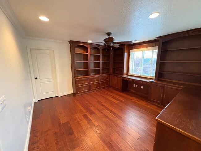 Building Photo - Two story home in NW Visalia Rent Ready!