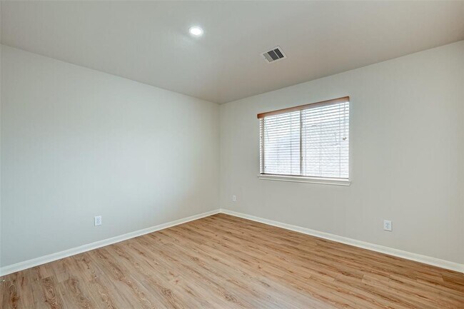 Building Photo - 2310 Diamond Springs Dr