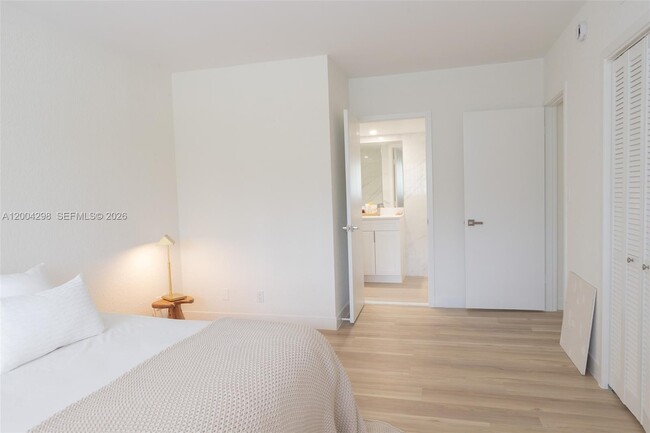 Building Photo - 3250 N Palm Aire Dr