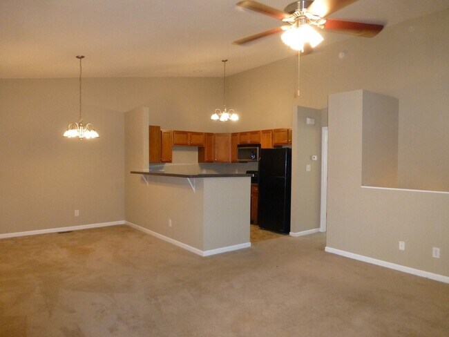 Building Photo - 3 bed, 2 bath, 2 car garage townhouse w/ b...