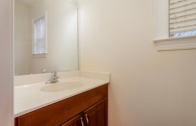 Building Photo - AVAILABLE TO SHOW!