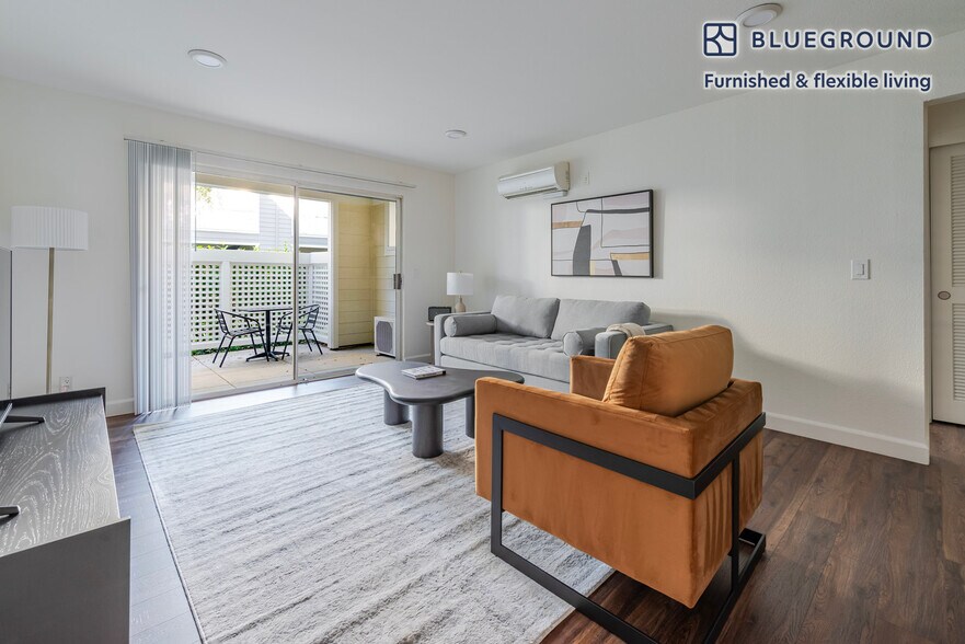 Primary Photo - 900 Pepper Tree Ln