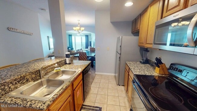 Building Photo - 2228 Beach Dr