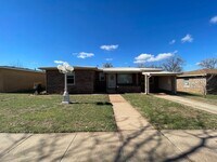 Building Photo - Eye-Catching 4-bedroom 1-bath Retreat with...