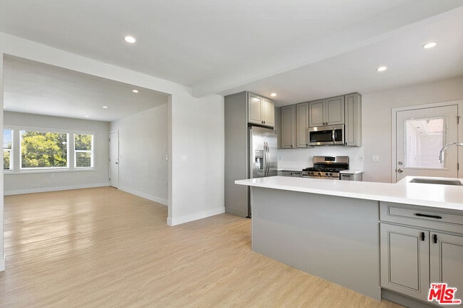 Building Photo - 5454 S San Vicente Blvd