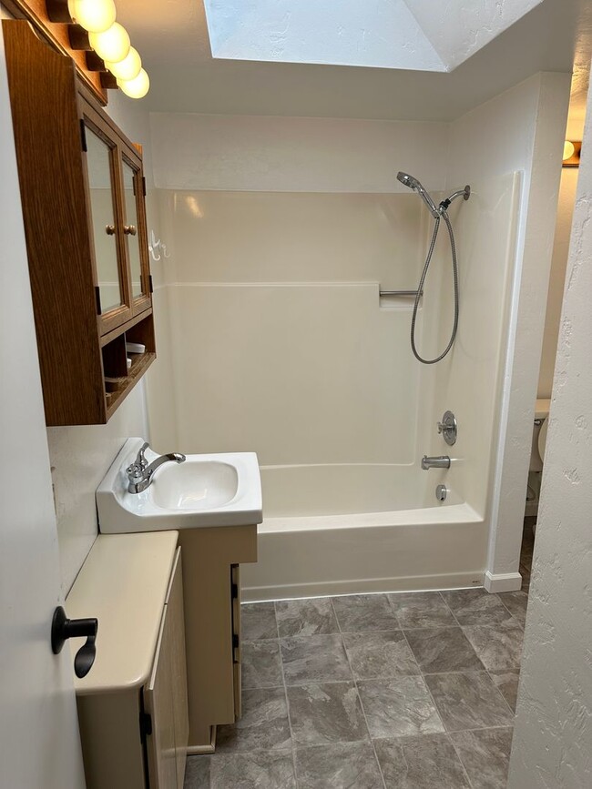 Building Photo - Beautifully updated 2 bedroom 1 bath home ...