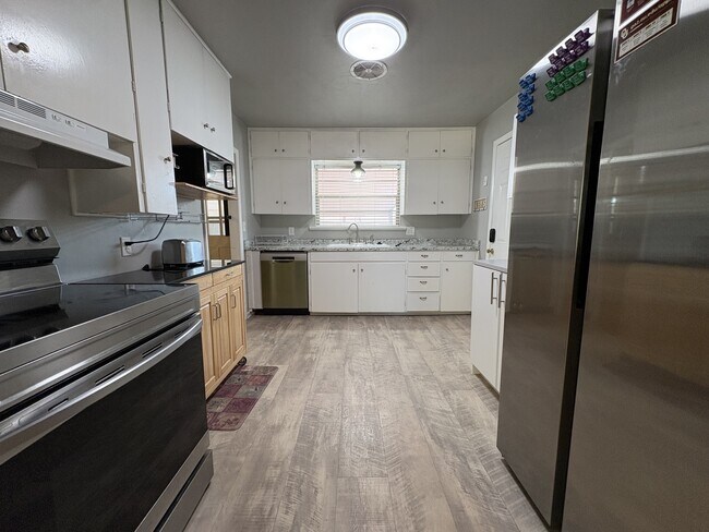 Building Photo - 1428 Avondale Dr