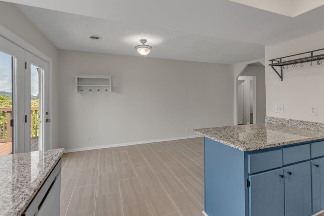 Building Photo - Brentwood/Crieve Hall end unit Condo -avai...